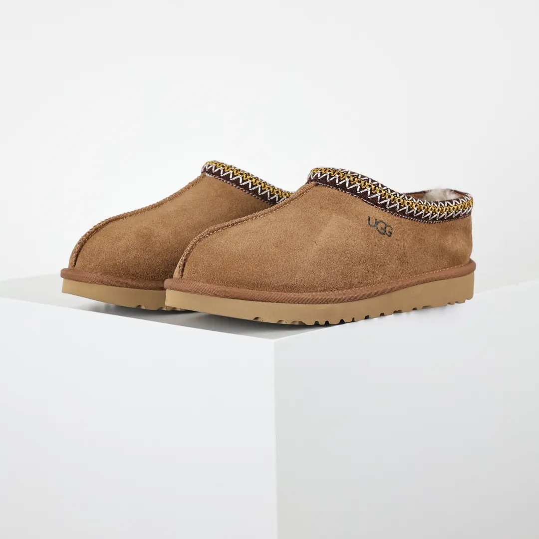 Copy price 💰540 Core recommendation Good price 5cm thick sole, independently developed original outsole, cashmere insole, keeping warm in winter, suitable for home use. In the new year, uug launched a style series, which is partially geared towards the preferences of young consumers. It has also moved to the forefront of fashion trends. Shoe body material, water-repellent coated suede upper, 17 mm UGGPURE™ implanted wool insole, lightweight non-slip and comfortable rubber outsole, with brand LOGO and trademark, with full package Size: 35 36 37 38 39 40 41 42 43 44 45